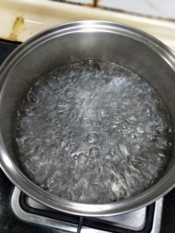 养生玉米海带浓汤,烧一锅开水。