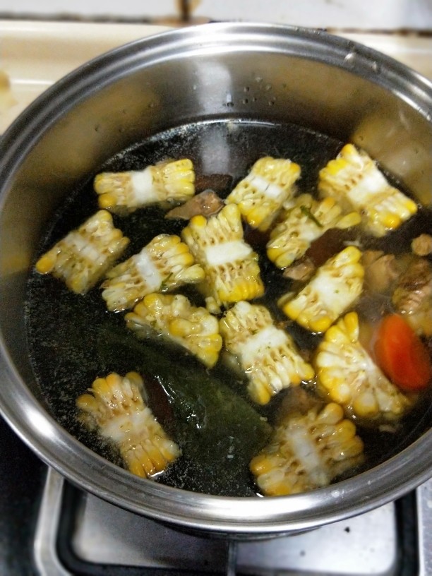 养生玉米海带浓汤,开大火煮沸。