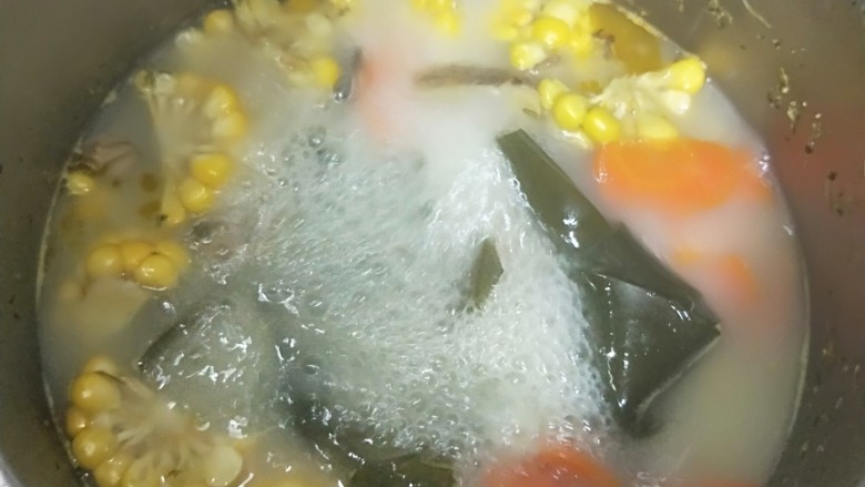 养生玉米海带浓汤,煮沸后转小火，继续煮40分钟，至汤汁浓稠奶白。