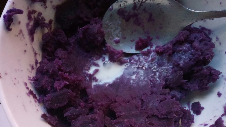 紫薯椰球（馋嘴）,添加牛奶搅拌混合