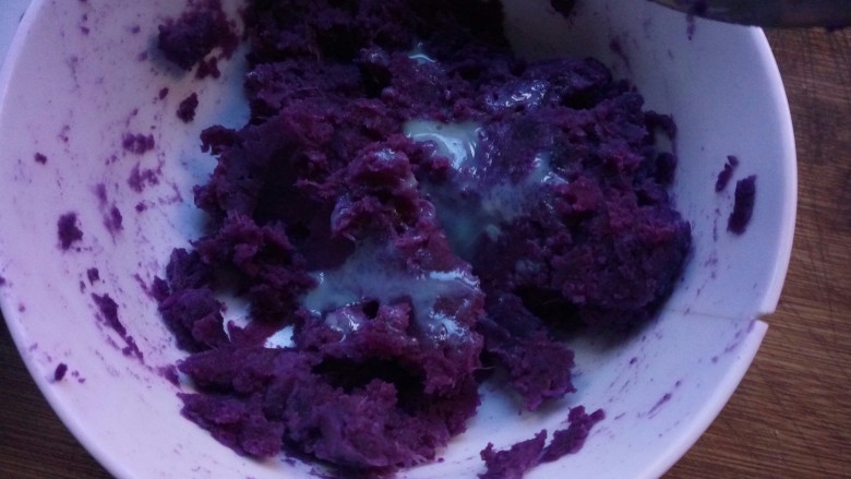 紫薯椰球（馋嘴）,添加炼奶搅拌