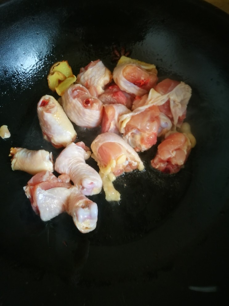 香菇烧琵琶腿,鸡腿剁数块，放入炒锅继续炒