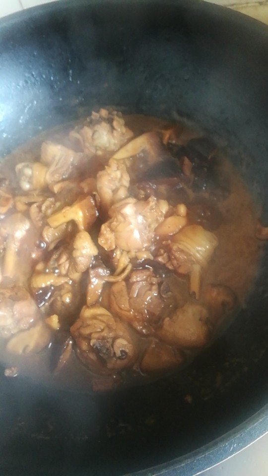 香菇烧琵琶腿,大约20分钟，翻炒一下。

大火收汁，小火熬煮哦！