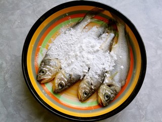 干炸黄花鱼,在鱼身上直接加入干淀粉。