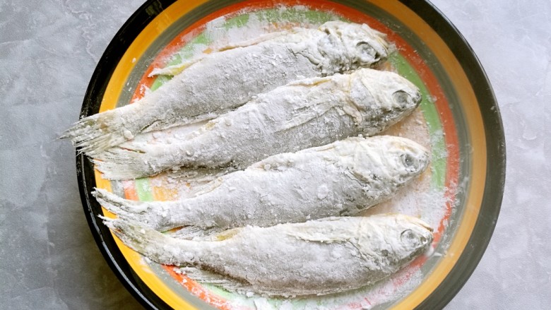 干炸黄花鱼,让每条鱼都粘上干淀粉。
