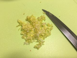 杂蔬鸡蛋面,白菜叶切碎