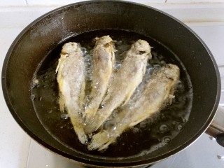 干炸黄花鱼,将鱼炸至金黄。