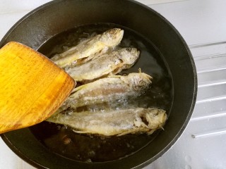 干炸黄花鱼,第二次炸鱼，当油温再次升高的时候，把鱼放进去，再复炸一次。