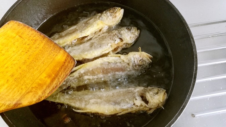 干炸黄花鱼,第二次炸鱼，当油温再次升高的时候，把鱼放进去，再复炸一次。