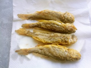 干炸黄花鱼,炸至金黄酥脆捞出来，放在厨房纸上控油。