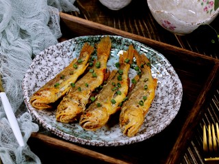 干炸黄花鱼,盛盘，洒入香葱未点缀一下。