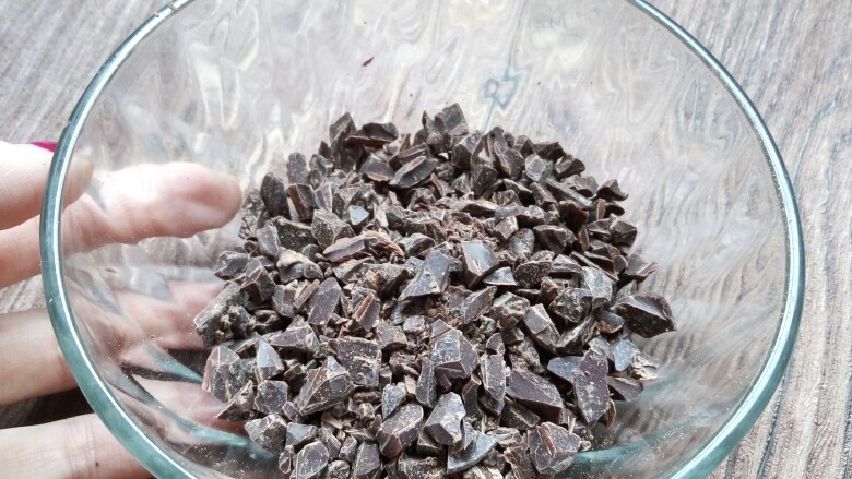 Q润香蕉巧克力戚风,将黑巧克力切碎 尽量碎些，请选择纯可可脂巧克力 不要用代可可脂