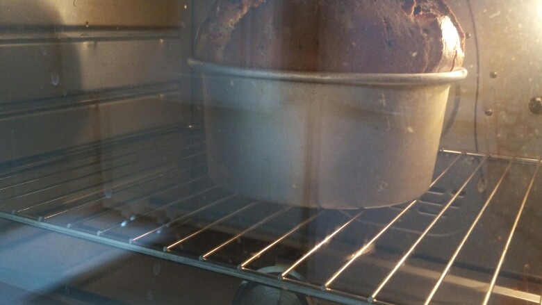 Q润香蕉巧克力戚风,烤箱中下层上下火170度烘烤40分钟，因为这款蛋糕液体比较大中途无需盖锡纸，请根据自家烤箱脾气烘烤
