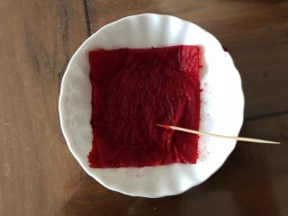 大绿豆包,小碟子里放入适量红色素，加入约5倍的水，放入剪成小块的厨房纸，吸上红色素水。