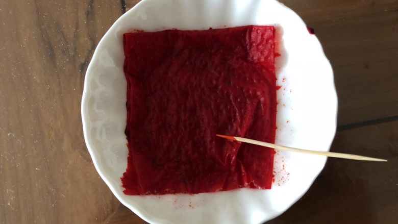 大绿豆包,小碟子里放入适量红色素，加入约5倍的水，放入剪成小块的厨房纸，吸上红色素水。