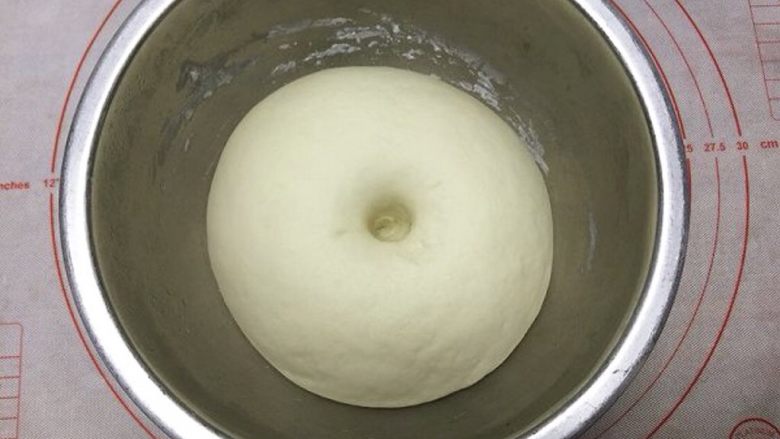 大绿豆包,把面团取出放入不锈钢盆中，（直接放在面包桶里启动发酵功能也可以），不锈钢盆盖上保鲜膜，进行第一次发酵。发至两倍大，用手指沾一下面粉在面团中间戳一个洞，不回缩不塌陷就发酵好了。
