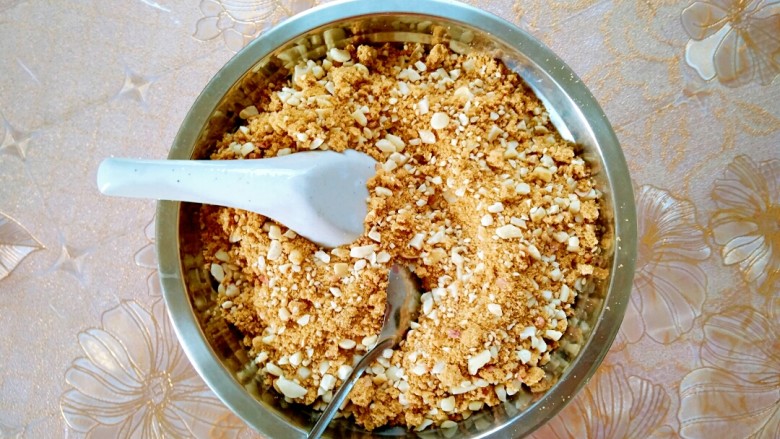 广西米饼,把炒熟的花生去皮碾碎后和芝麻黄砂糖搅拌均匀备用