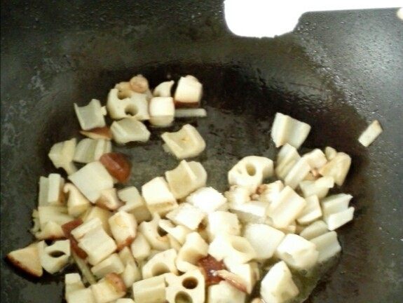 酸辣香菇藕丁,加盐调味，炒匀后，加小米辣关火