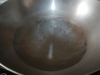 酸甜胭脂藕,炒锅放水烧开，一定要用不锈钢的或者陶瓷、玻璃的锅，用铁锅来做的话，因为氧化，会让藕变成黑色，虽然不影响食用，但是不美观。