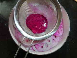 酸甜胭脂藕,用筛网过滤出汁水。不介意有黑色种子的，也可以不过滤，直接倒入碗里。