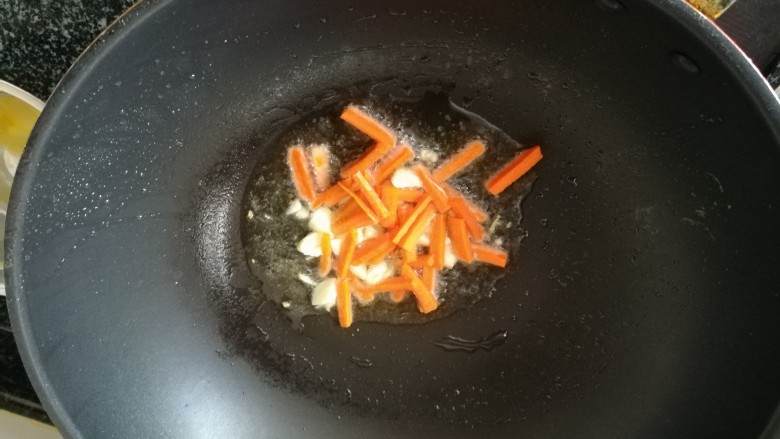 #春天最长个的菜#青椒炒蛋,下胡萝卜丝。
胡萝卜一定要用油爆过，它的胡萝卜素才能分解出来被人体所吸收哦。