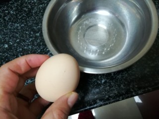 入口即化的榴莲饼,教你一个小窍门：如何快速取蛋黄。
如图所示，拿着鸡蛋更小的那一头，小头朝上，小头朝上。
