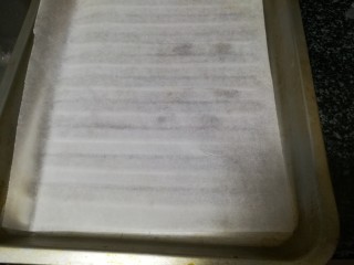 入口即化的榴莲饼,我们家的烤盘不是不粘的，所以铺厨房纸。