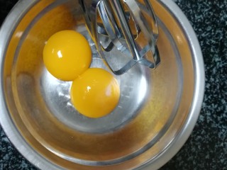 入口即化的榴莲饼,再来一次，两个蛋黄已经弄好，准备打蛋器打散蛋黄。