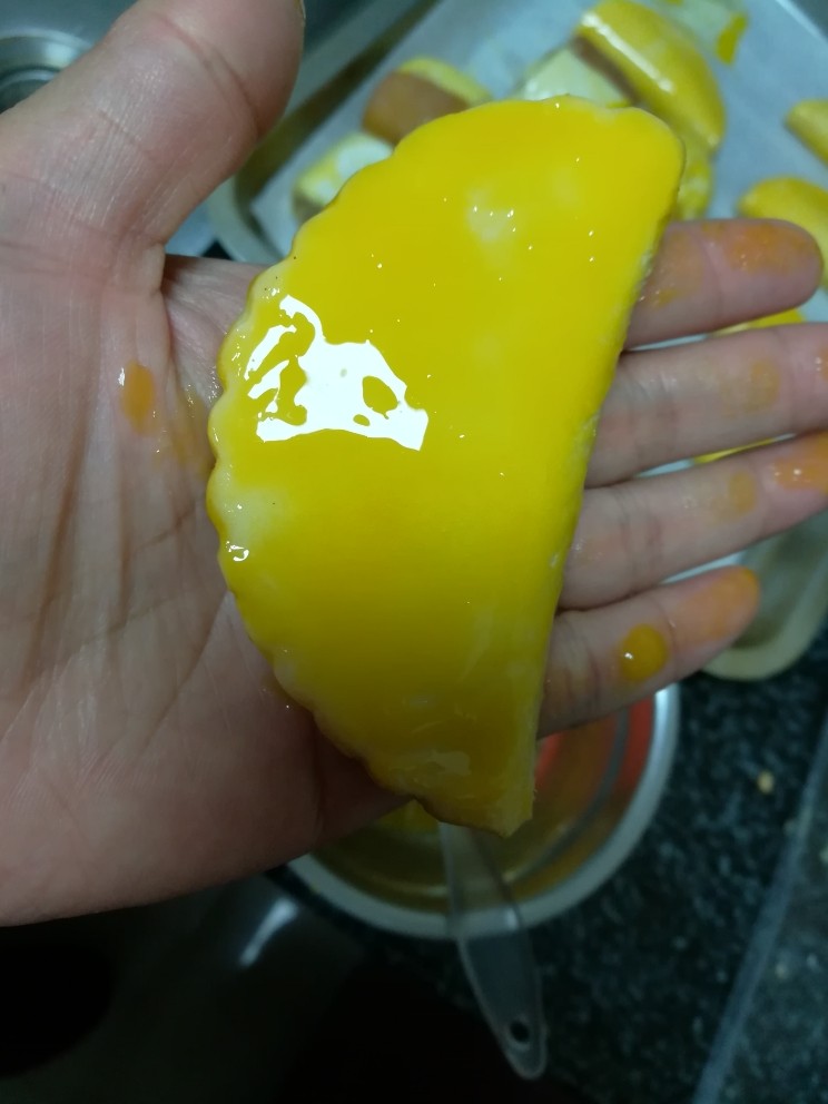 入口即化的榴莲饼,前后左右到处再刷一遍蛋黄液
