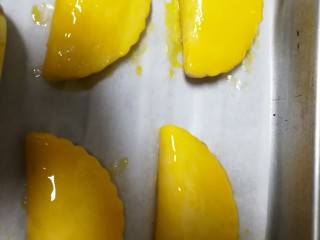 入口即化的榴莲饼,全部刷好第二遍蛋黄液的榴莲饼