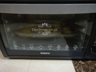 入口即化的榴莲饼,烤箱中火190度，烤16分钟。
个人的烤箱不太一样，温度自己把控哦。