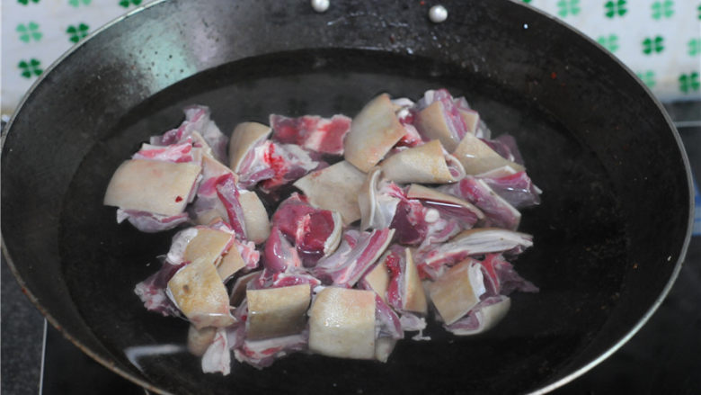 羊肉腐乳火锅,加入几块萝卜烧开