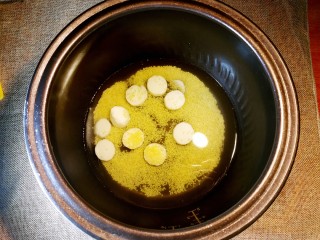『宝宝辅食7➕』小米山药粥,浸泡好的小米和山药一起倒入锅中，加三碗水