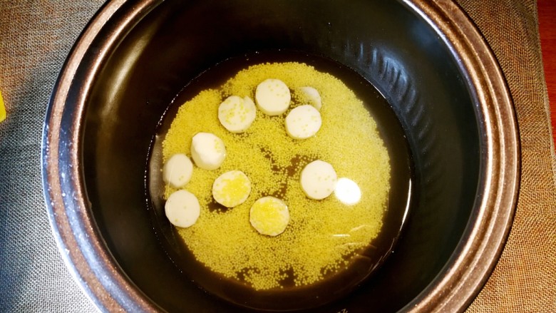 『宝宝辅食7➕』小米山药粥,浸泡好的小米和山药一起倒入锅中，加三碗水