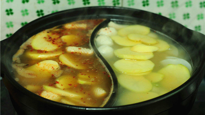 羊肉腐乳火锅,将腐乳放入一边的汤中，搅拌均匀即成腐乳汤汁