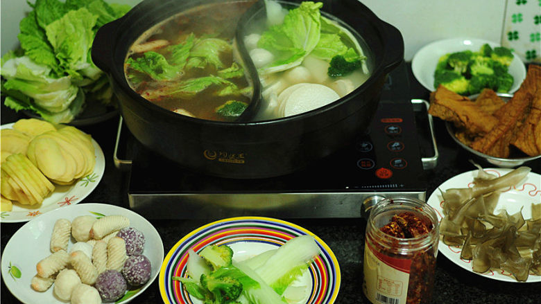 羊肉腐乳火锅,随意加入自己喜欢的蔬菜，开吃吧