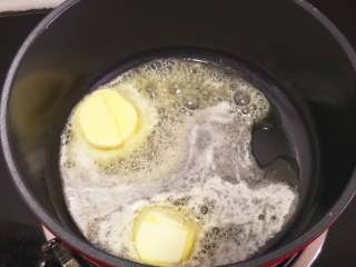 红茶费南雪,黄油放入不粘锅中，以小火慢慢加热融化