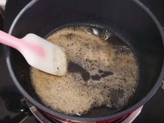 红茶费南雪,待黄油熬至表面出现白色泡沫时，加入红茶