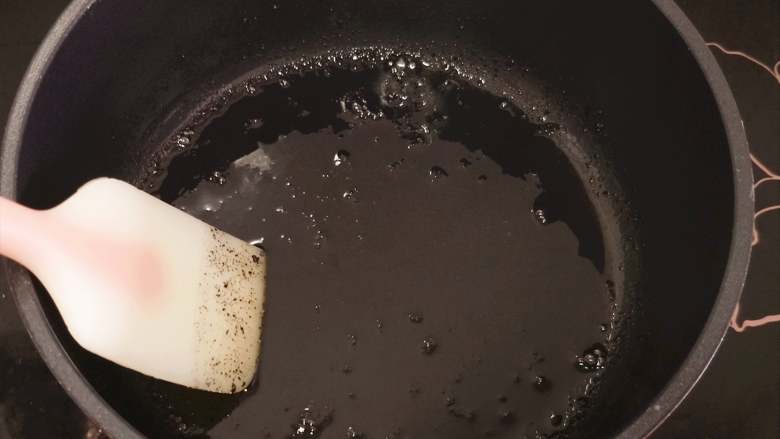 红茶费南雪,继续煮至黄油变为浅褐色，茶香溢出时，关火，稍稍放凉