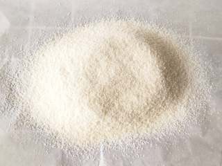 红茶费南雪,将低筋面粉、玉米淀粉和杏仁粉混合过筛两遍，使粉类材料充分混合均匀