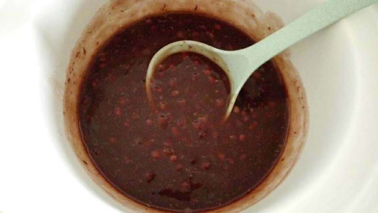 桂花红豆粥,红豆粥加热至沸腾，即为100摄氏度了。把搅匀的藕粉倒入锅中，迅速搅匀。可以看到红豆粥已很粘稠了。如果你是直接煮粥，煮至红豆软烂时，用60-80度的水调好藕粉，直接倒入锅中搅匀。
