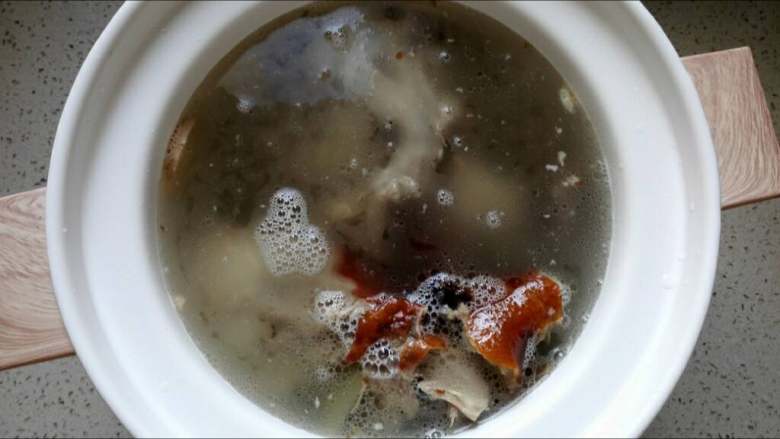 山药鸭架汤,加入足量的沸水，没过鸭架，加入西洋参，加入姜片去腥。一定要用沸水，这样煮出鸭汤比较白