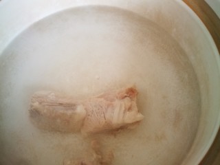 白萝卜炖脊骨,同时，砂锅的水也煮热，直接把焯好的骨头换锅。