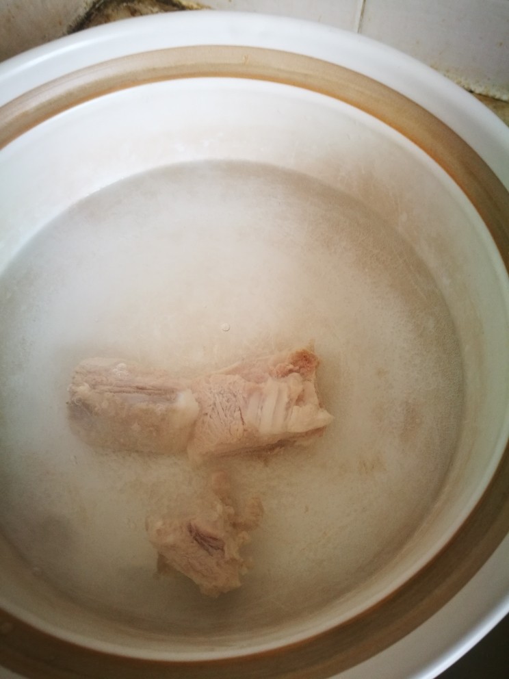 白萝卜炖脊骨,同时，砂锅的水也煮热，直接把焯好的骨头换锅。