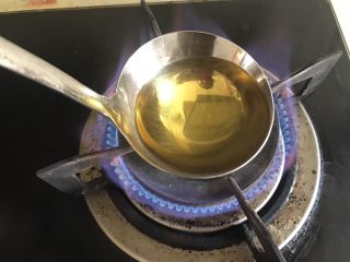 红红火火水煮肉片,用汤匙烧一汤匙热油，油开始冒白烟时关火