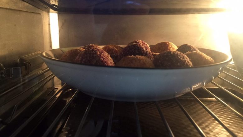 双色红豆馅薯球,放入烤箱。上下火170度，烤12分钟。
