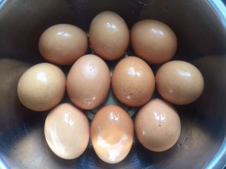 五香茶叶蛋,鸡蛋清洗干净