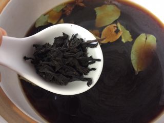 五香茶叶蛋,加入红茶，你也可以把红茶装入茶漏里，茶叶蛋煮好了就捞出茶叶不要...