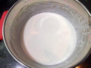 广式腊味萝卜糕,加入配方中500克水搅拌均匀。