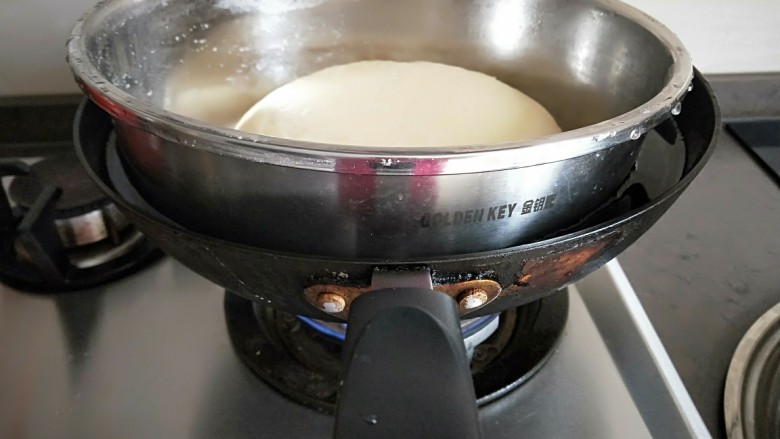 自创老干妈板\多味酥香饼,放入温水锅盖好发酵。